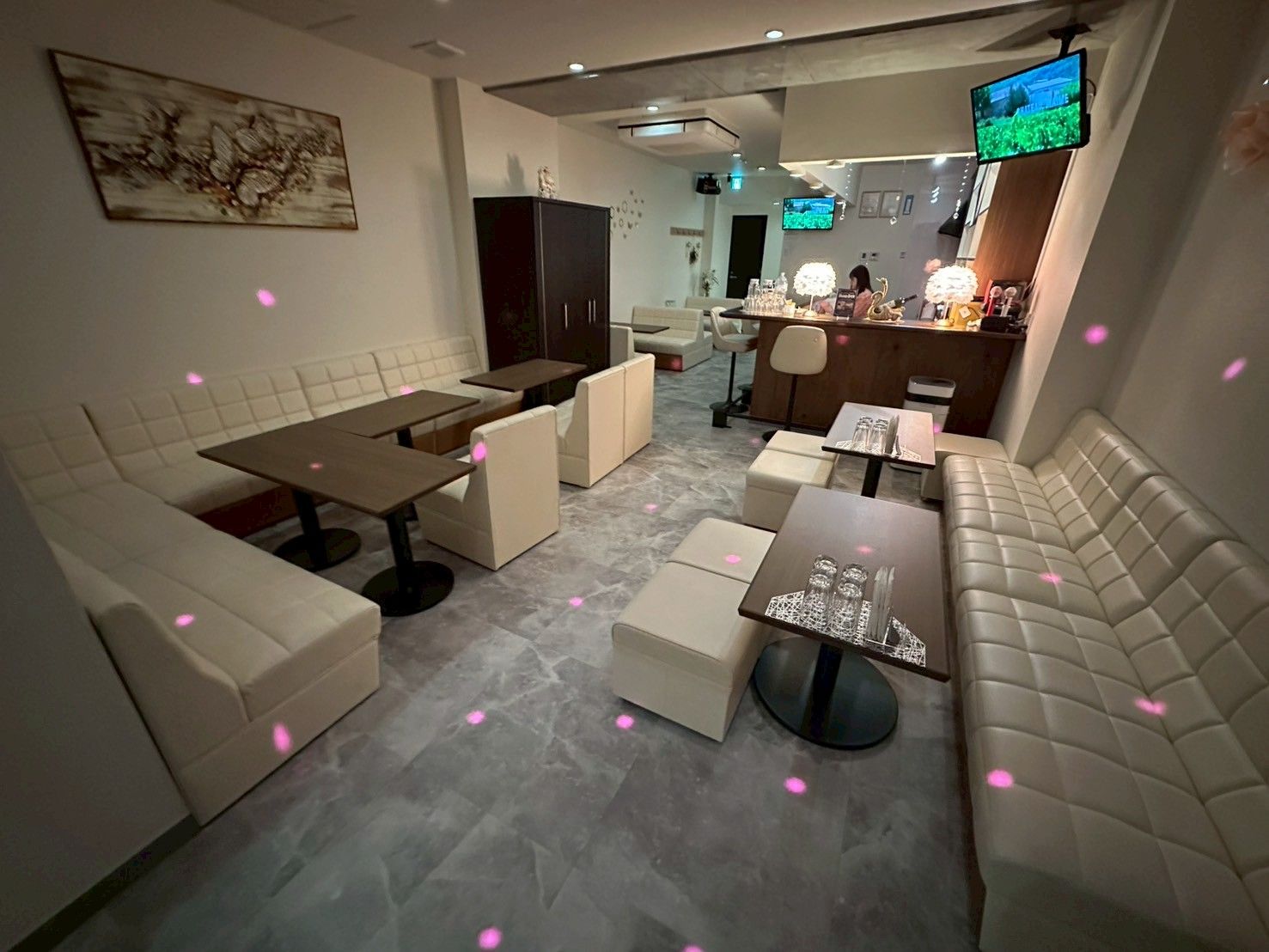 優しいママが店長のスナック💓20～40代の幅広い年齢層を大募集😻時給2,500円～✨綺麗め店内